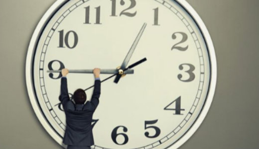 Juncker: �t kell t�rni a ny�ri id�sz�m�t�sra