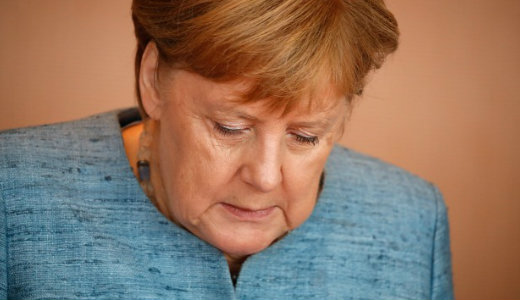 Egy �v ut�n: Angela Merkel a buk�s sz�l�n t�ntorog