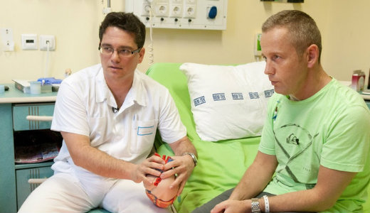 Hihetetlen fordulat: visszavett�k a kir�gott, h�res sz�vseb�szt a klinik�ra! 