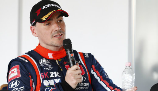 Ilyen nincs: Michelisz dalra fakadt - Abb�t �nekel a pil�ta - vide� 