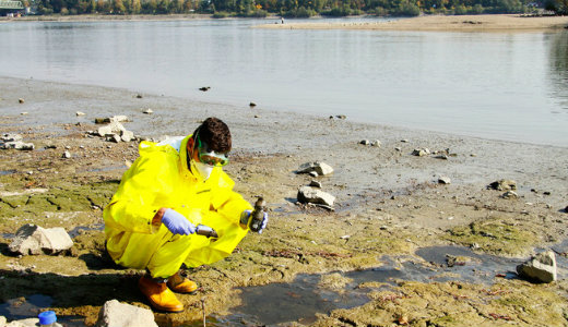 Felj�tt a t�bb �vtizede rejtett mocsok a Dun�b�l most, hogy kev�s benne a v�z – Megsz�lalt az �nkorm�nyzat �s a v�zm�vek 