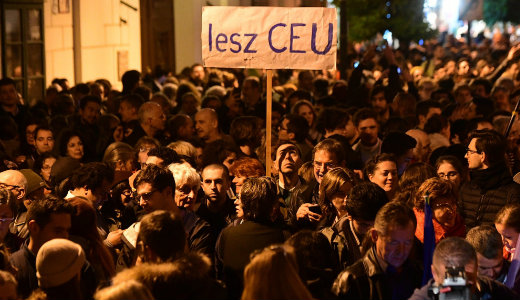 A belv�rosban t�ntetnek a CEU-�rt