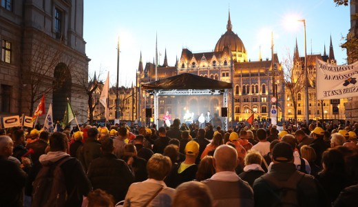 A Parlamenthez �rtek a t�ntet�k, ekkora a t�meg 