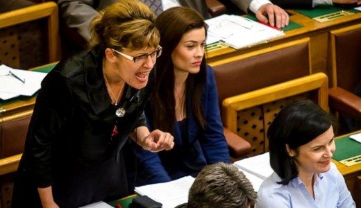 Bang�n� sz�tt�pett egy konzult�ci�s �vet a Parlamentben