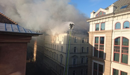 K�zlem�nyt adott ki a DK: teljesen megsemmis�ltek a p�rt irod�i a f�v�rosi t�zben 