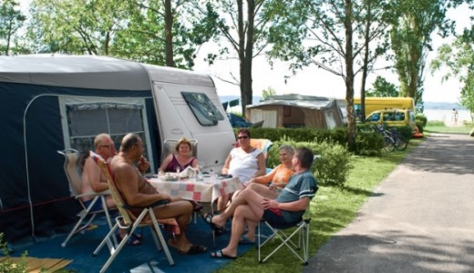 Luxussz�lloda �p�l a balatonszemesi Vadvir�g kemping hely�n