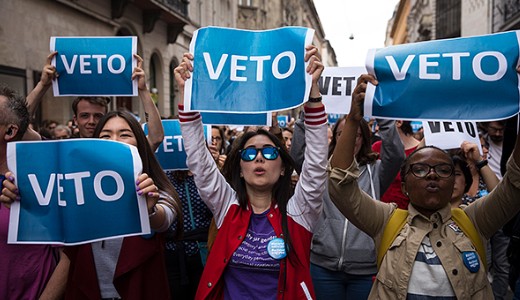 CEU-s t�ntet�sre vitt transzparens miatt zaklattak egy p�rt a n�gyes metr�n