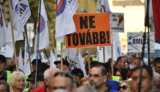 Szombaton t�ntetnek a szakszervezetek a t�l�rat�rv�ny ellen