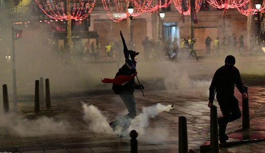 L�ngok �s k�nnyg�z: csatat�r lett P�rizs belv�rosa