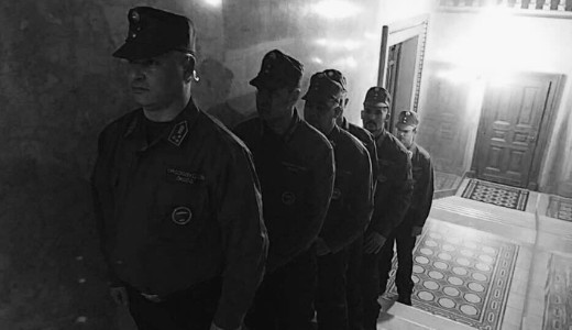 Mi�rt sorakozott a h�z�rs�g az �l�sterem el�tt a t�l�ravit�n�l?