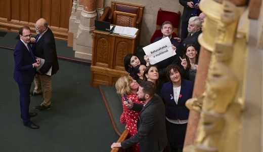 Parlamenti botr�ny: az ellenz�k elfoglalta a pulpitust, f�ty�lt, szir�n�zott