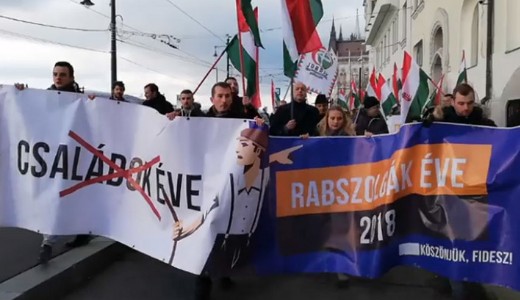 V�rosi s�t�ra indult a mintegy ezer t�ntet� a Kossuth t�rr�l