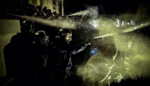 K�nnyg�zzal f�jt�k a rend�r�k a t�ntet�ket a Kossuth t�ren