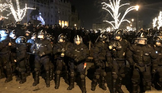 Pokoli jelenetek Budapest utc�in - Egy eg�sz utc�t sz�tvertek: Mol Limo, �ttermek, �zletek