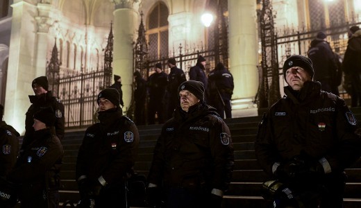 Lez�rt�k a Margit hidat a t�l�rat�rv�ny ellen t�ntet� di�kok