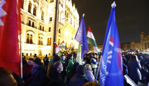 Kezd�dik: harmadik napja t�ntetnek a Parlament el�tt