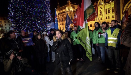 Az els� �sszellenz�ki t�ntet�st tartj�k a Kossuth t�ren 