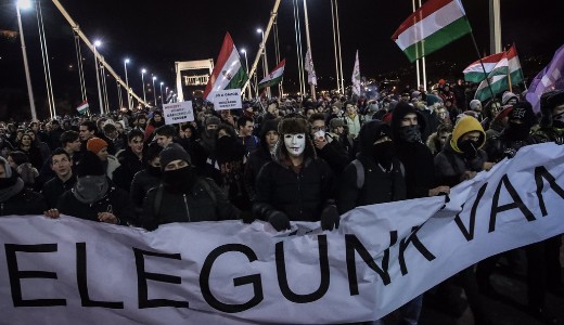 Boldog kar�csonyt, Minisztereln�k �rral folytat�dik a t�ntet�si hull�m