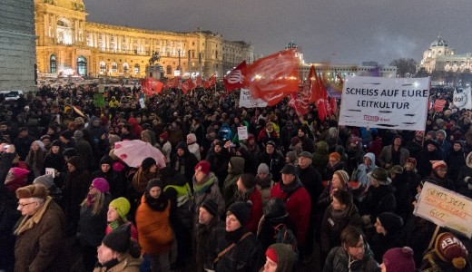 Soros �zeneteit fogalmazhatt�k meg a b�csi �s a r�mai t�ntet�seken