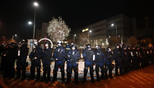 T�ntet�s az MTVA-sz�kh�zn�l: bemehettek a k�pvisel�k, a t�ntet�k pet�rd�kat dobtak a rend�r�k k�z� 