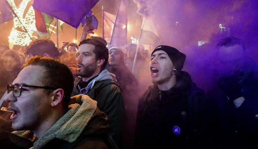 Momentum: Megy�nk f�stbomb��rt a p�nteki t�ntet�shez, lesz g�r�gt�z is