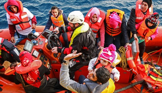 K�t hete sodr�dik a tengeren egy ment�haj�, mert nem engedik kik�tni