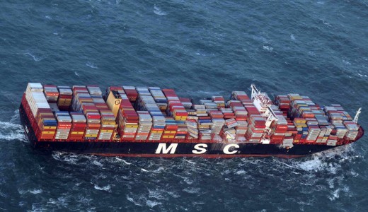 Tengerbe pottyant a vil�g egyik legnagyobb kont�nerhaj�j�nak rakom�nya