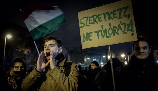 Alkotm�nyb�r�s�ghoz fordul a teljes ellenz�k a t�l�rat�rv�ny miatt