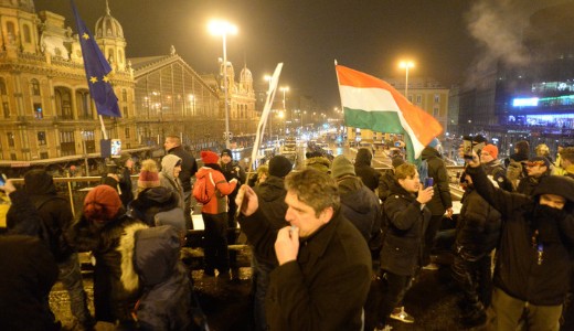 Elfoglalt�k a Nyugati fel�lj�r�t a t�ntet�k, rend�r�k vett�k k�rbe �ket 