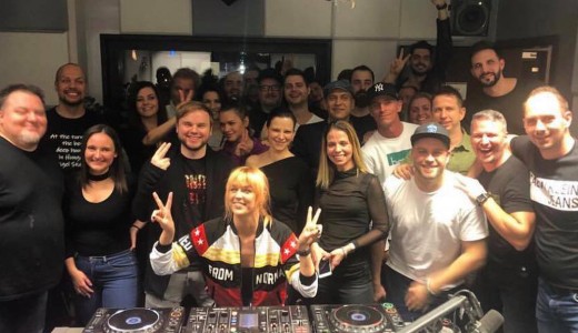 �llt a b�l az eln�m�tott Music FM irod�j�n�l