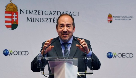 Kiemelked�en j�l teljes�t a magyar gazdas�g