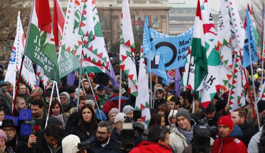 A Budai V�rt�l elindultak a t�ntet�k az �llami Sz�mvev�sz�k fel� 