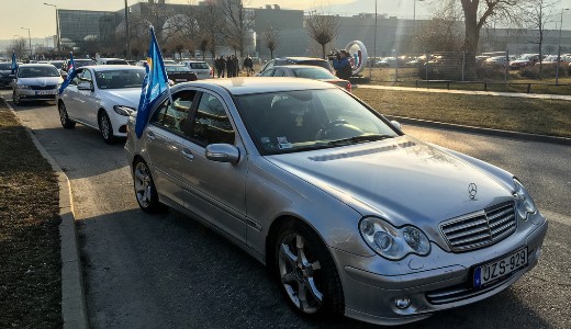 A teljes ellenz�k az esztergomi Suzuki-gy�rhoz ment, nem jutottak be