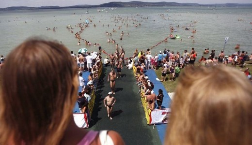 Ezrek vetettk magukat vzbe - fotkon a Balaton-tszs