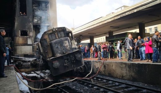 K�t mozdonyvezet� �sszeverekedett, 25-en meghaltak Kair�ban