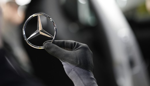 Csoportos le�p�t�st jelentettek be a Mercedes egyik legnagyobb besz�ll�t�j�n�l