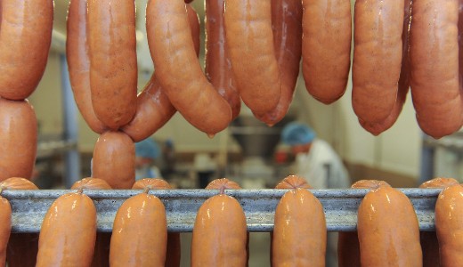 Milli�rdos csal�ssal gyan�s�tj�k az egyik legnagyobb magyar h�sipari c�g tulajdonos�t