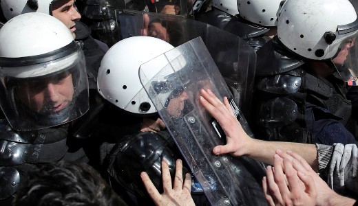 �tszak�tott�k a t�ntet�k az eln�ki rezidencia rend�ri v�delm�t Belgr�dban