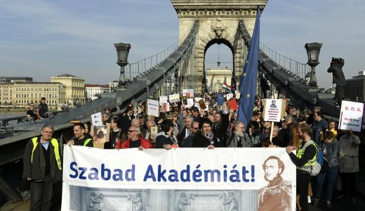 A Magyar Tudomnyos Akadmia szabadsgrt tntettek cstrtkn Budapesten 