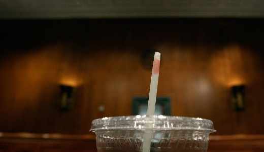 Betiltja az EU a m�anyag t�ny�rokat, ev�eszk�z�ket, sz�v�sz�lakat �s f�lpiszk�l�kat