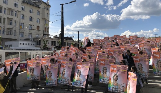 Flashmobbal tiltakoztak a HVG munkat�rsai a Sz�ll K�lm�n t�ren