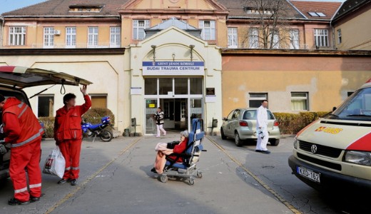 N�gyb�l h�rom k�rh�z lemondta a s�lyosan s�r�lt betegek fogad�s�t a h�tv�g�n