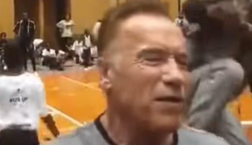 Arnold Schwarzeneggert rep�lve r�gt�k h�tba Afrik�ban  VIDEO