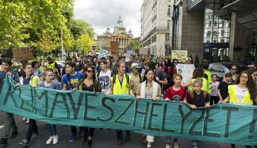 T�bb ezer di�k t�ntetett Budapest belv�ros�ban 