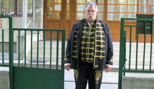 Kisebb balh�t kavart a szavaz�biztos ruh�ja Cegl�den 