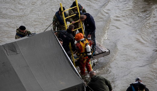 Jobb, ha a b�v�rok nem mennek be a haj�testbe