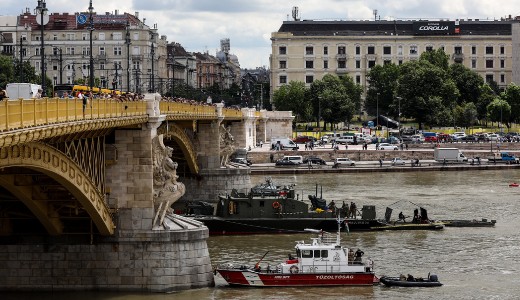 Megpr�b�lj�k le�rny�kolni a Hable�nyt, hogy be tudjanak jutni a haj�ba