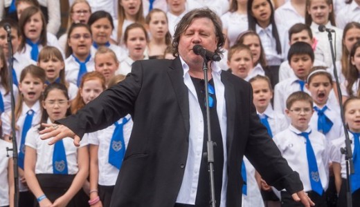 T�bb ezer gyerek �nekelte d�lel�tt a Parlament el�tt a K�zfog�s c�m� dalt   Video