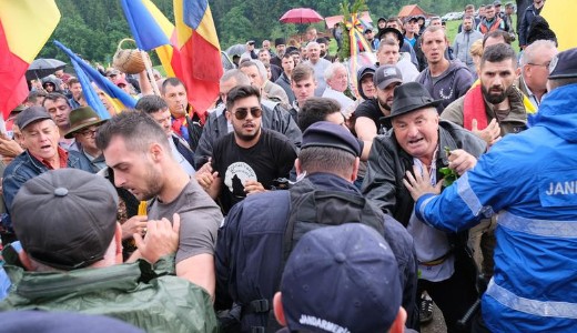 T�bb ezer rom�n t�rt be az �zv�lgyi magyar temet�be: �tt�rt�k a rend�rsorfalat, megrong�lt�k a s�rokat