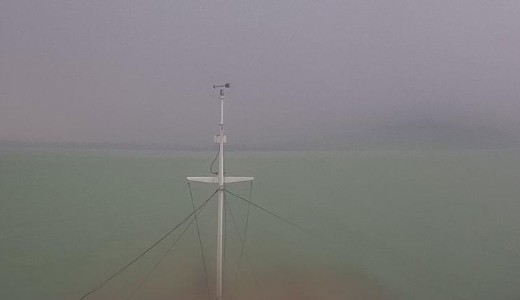 M�sodfok�ra emelt�k a riaszt�st, �ri�si vihar van a Balatonn�l is 